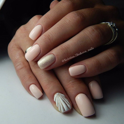 light-pink-nails-with-gold-and-gel-seashell