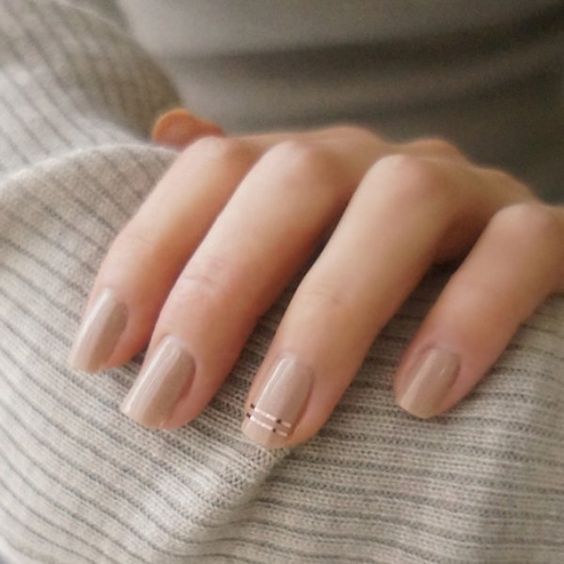 nude nails with gold stripes