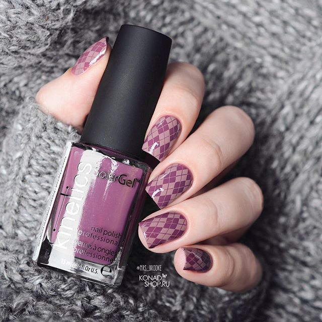 Geometric purple and grey nail design hygge