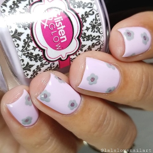 coachella-flower-nail-design