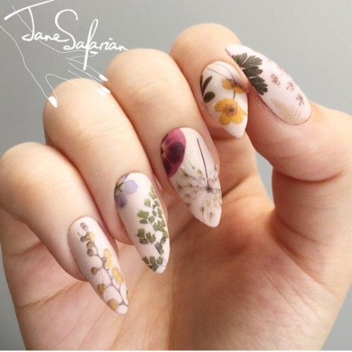 coachella-nails-with-dry-flowers