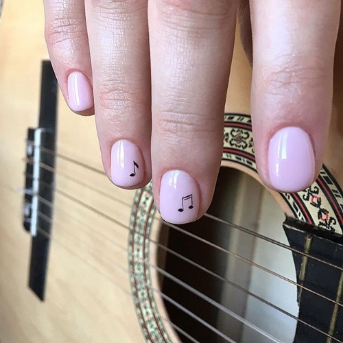 coachella-nails-with-musical-notes
