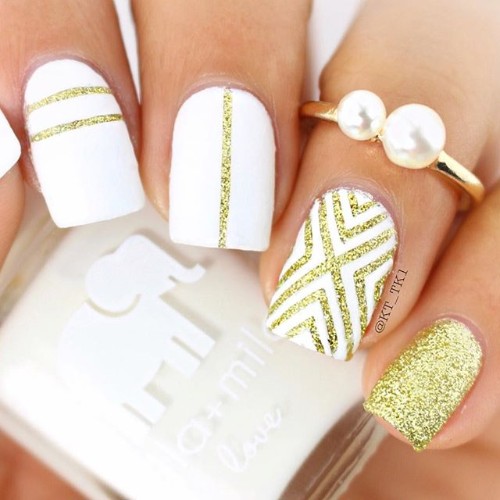 coachellas-white-and-gold-nail-design