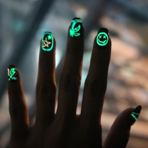 glow-in-the-dark-coachella-mani