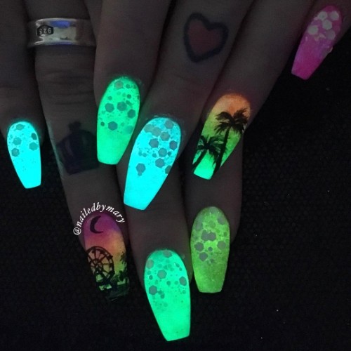 music-festival-glow-in-the-dark-nail-art