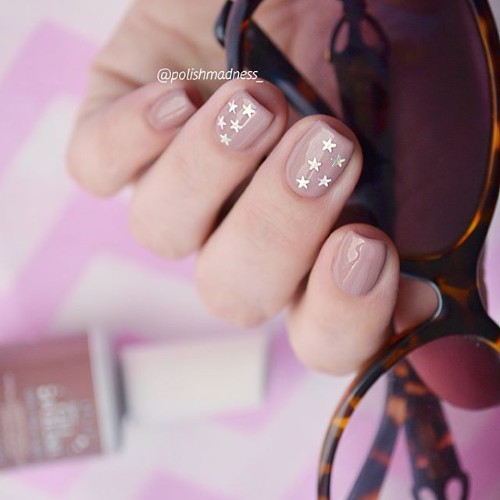 nude-nail-design-with-golden-stars-for-coachella