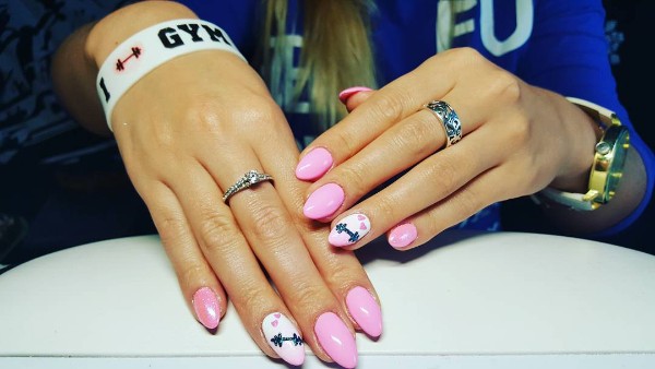 pink-love-dumbbells-nail-art