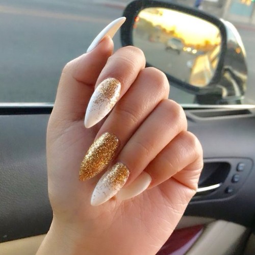 simple-coachella-nails-with-golden-glitter