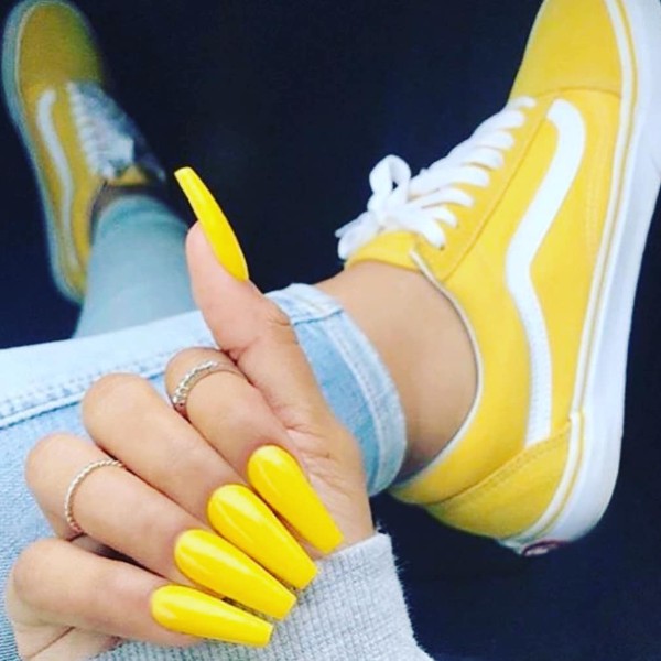 yellow-sporty-nails-matching-sneakers