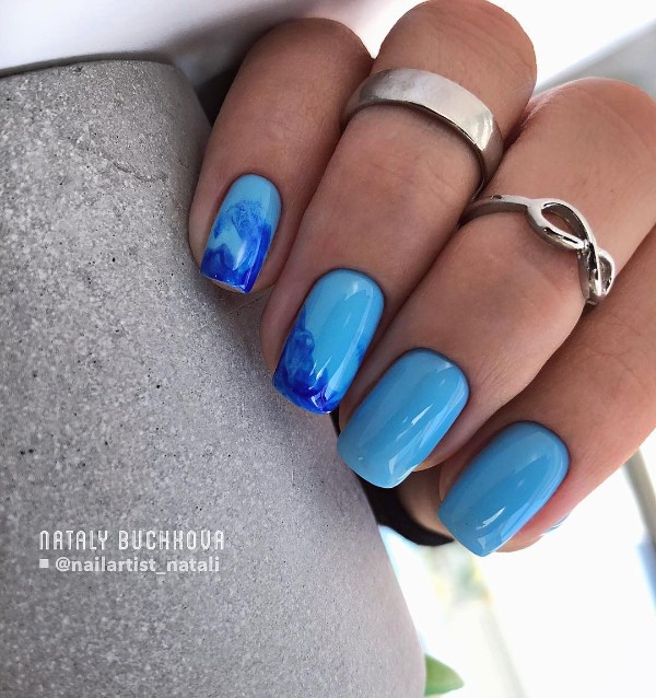 dark-and-light-blue-nails