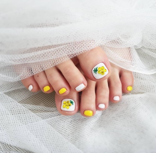 feminine pineapple toe nail design