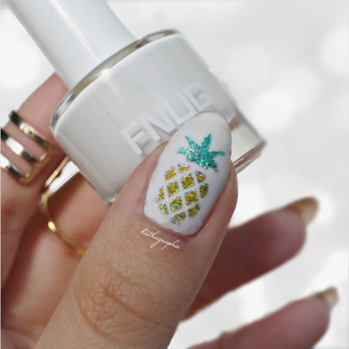 glitter pineapple on nails