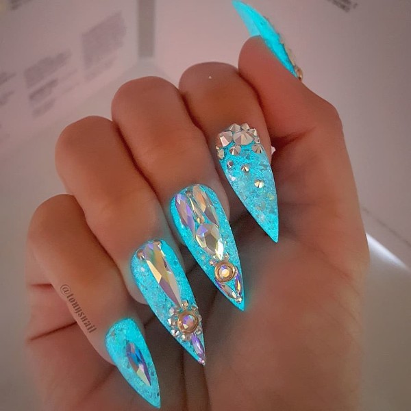 summer-glow-in-the-dark-nail-design