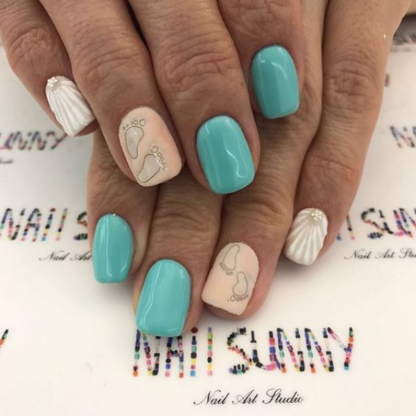 summer-nails-with-sand-footprints