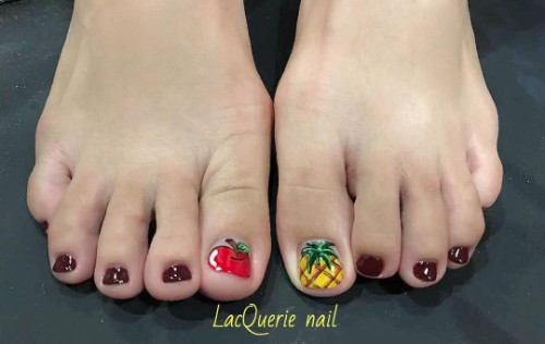 toe nail design with a pineapple