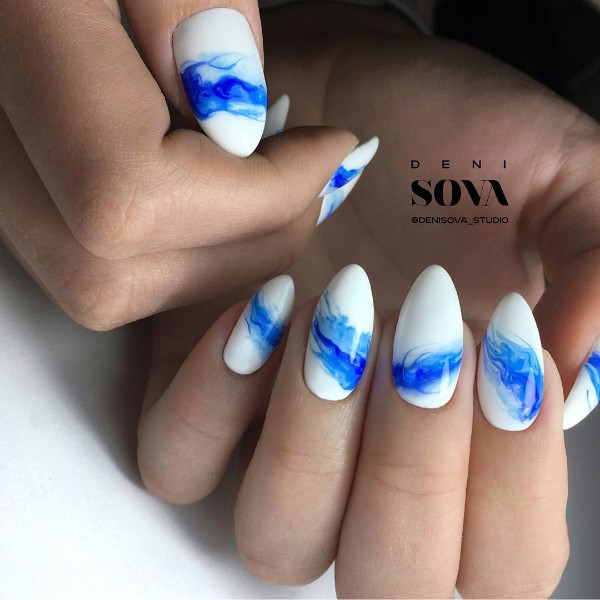 white-and-blue-sea-wave-nails