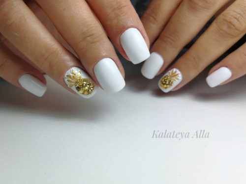 white mani with golden pineapples