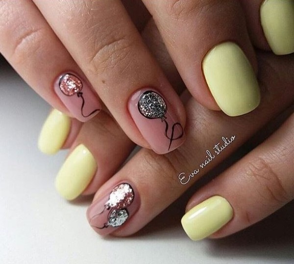 light-yellow-manicure-with-glitter-balloons