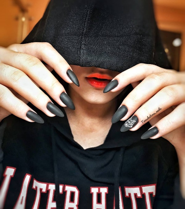 black-hallowen-nails