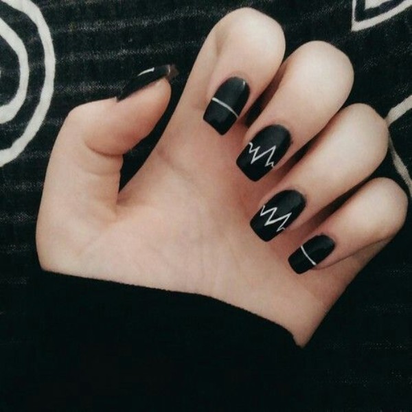 black-heartbeat-nail-design-for-Halloween