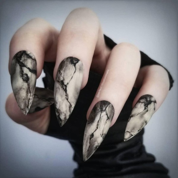 scary-stiletto-halloween-nails