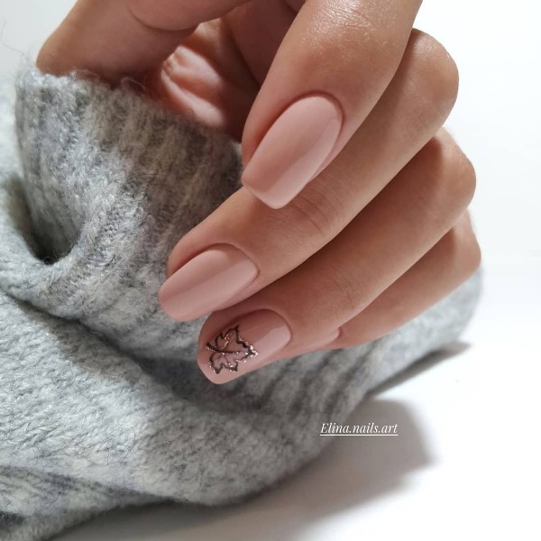 nude-manicure-with-a-gold-leave