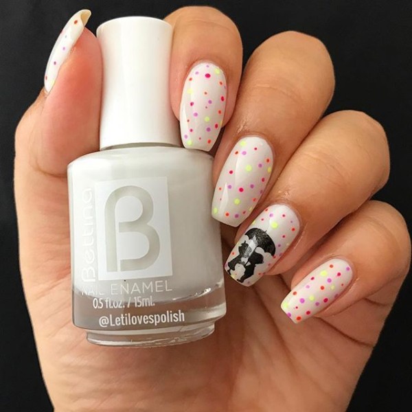 fall-nail-design-with-a-couple-under-umbrella