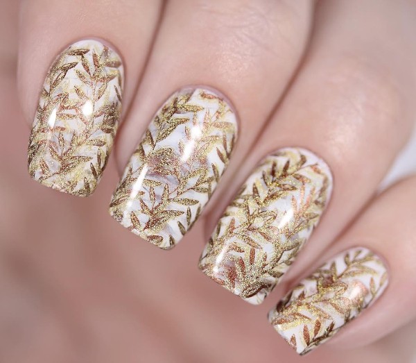 fall-stamping-nail-art-with-golden-leaves