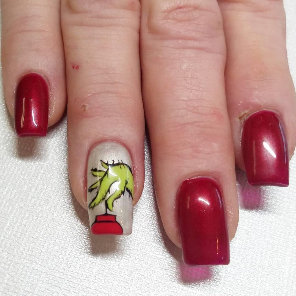 nail art with Grinch hand