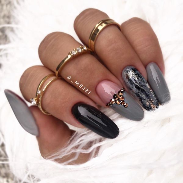 gray nails marble design