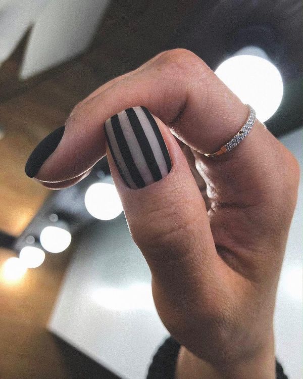 black nails manicure with beige stripes