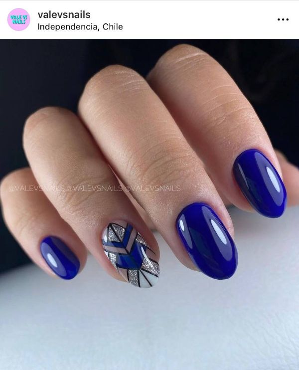 dark blue nails with geometric design