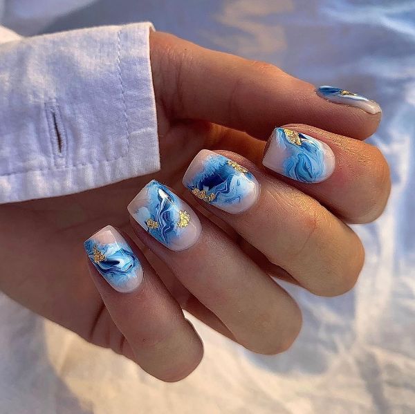 blue nails with waves design