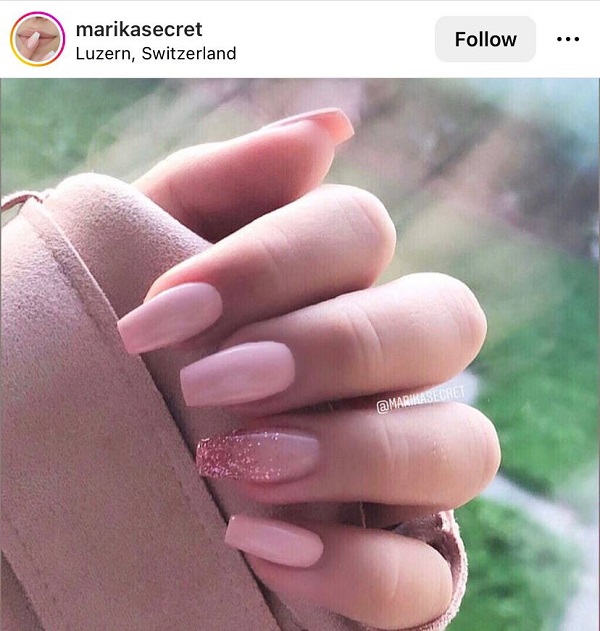 beige-pink coffin nails with accent glitter nail