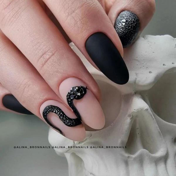 beige-and-black-serpent-nails-3D