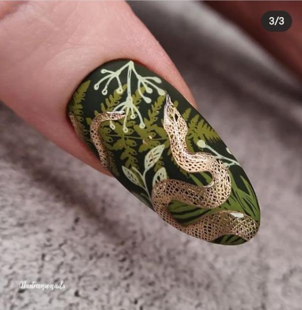 gold-snake-nail-design