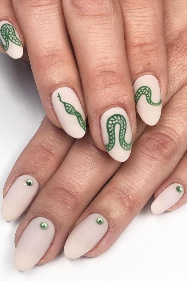 green-snake-oval-nails