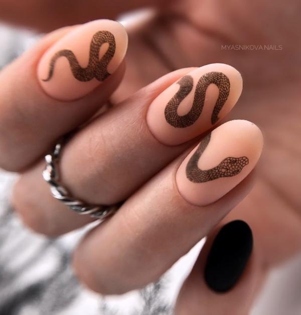 neutral-beige-matte-nails-black-snakes-serpent-skin