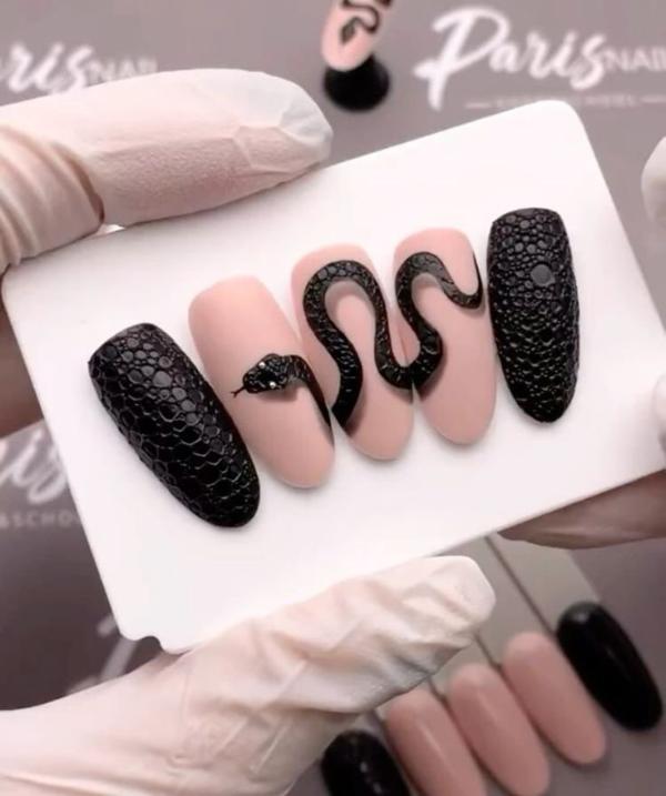 snake fake nails