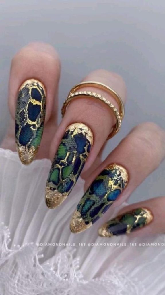 serpent-skin-snake-skin-nail-design-with-gold-foil