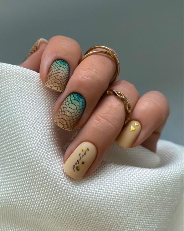 snake effect nails