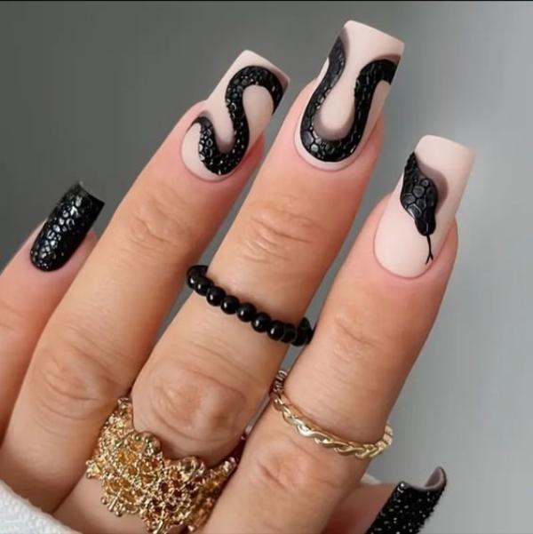 squoval-snake-nail-design